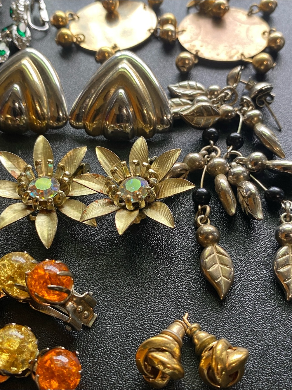 Mixed Vintage 18 pc Jewelry Bundle Earrings Set in Gold, Silver and Green Tones - Picture 9 of 12